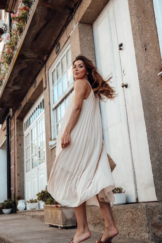 VESTIDO PLISSADO NUDE