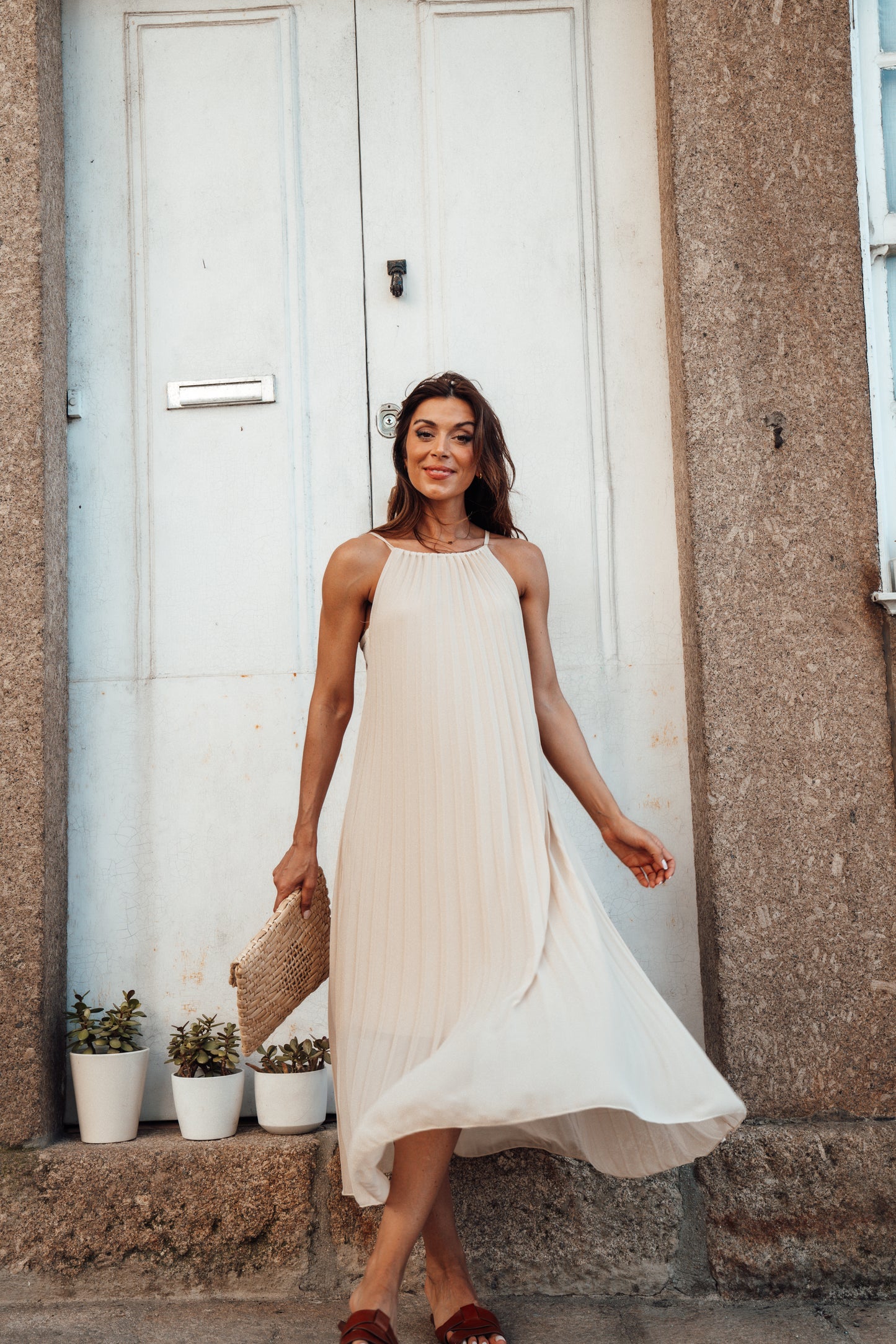 VESTIDO PLISSADO NUDE