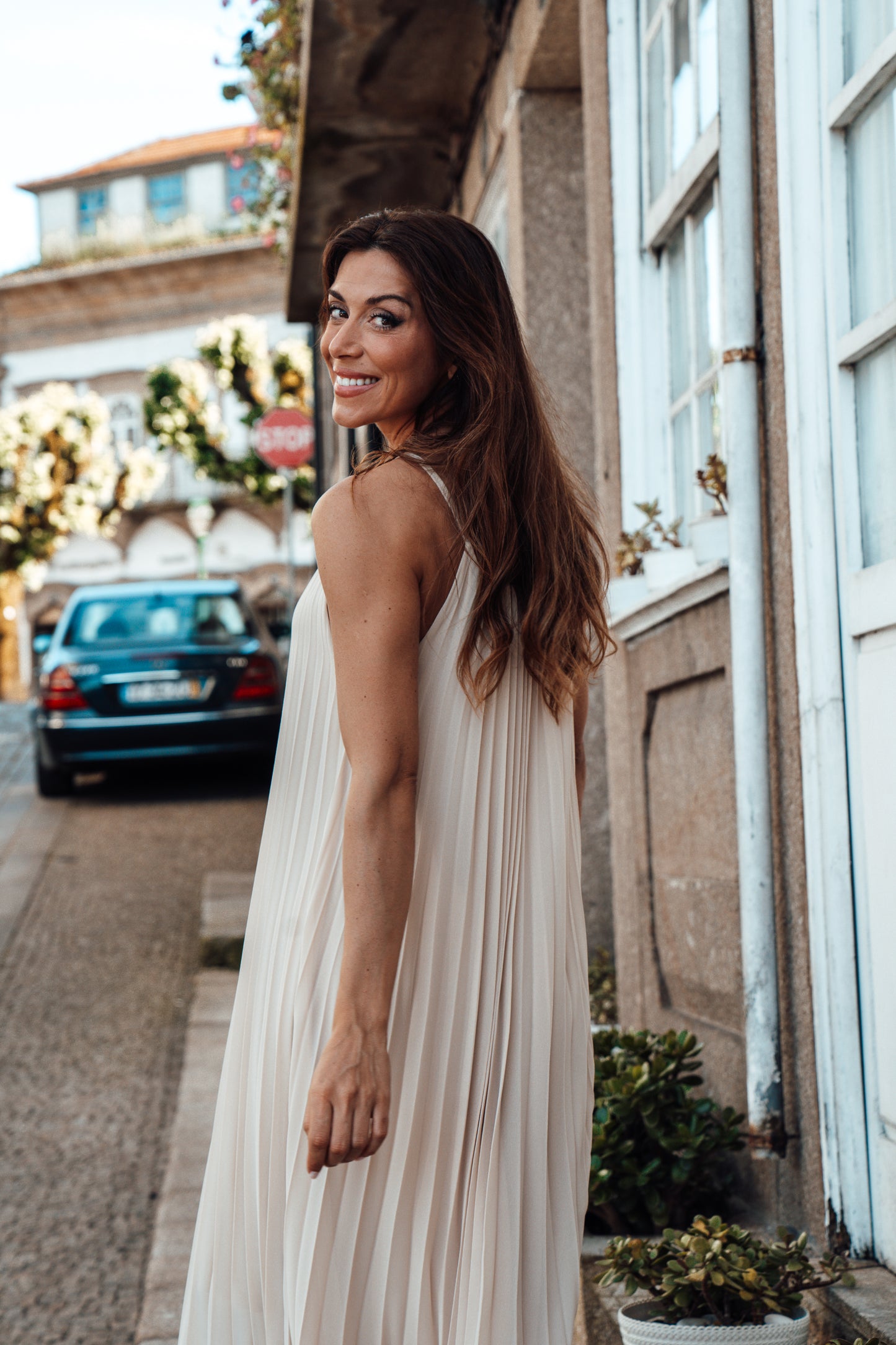 VESTIDO PLISSADO NUDE